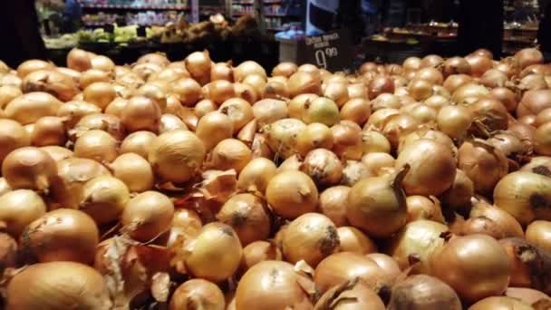 Onions at the mall. Buyers choose vegetables. - Кадры, видео