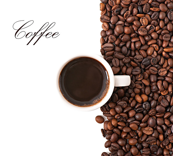 白いカップでコーヒー豆 - 写真・画像