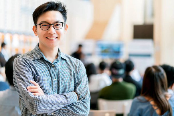 Asyalı iş adamı şirket girişimcisi yeni mağaza ofis arka plan fikirlerinde mutlulukla gülümsüyor. - Fotoğraf, Görsel
