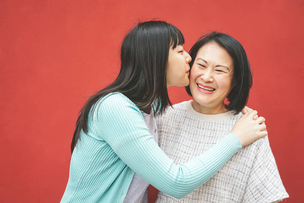 Happy Asian moeder en dochter hebben plezier buiten - Portret familie mensen samen tijd doorbrengen buiten - Moederlijke liefde en ouderschap lifestyle concept - Foto, afbeelding