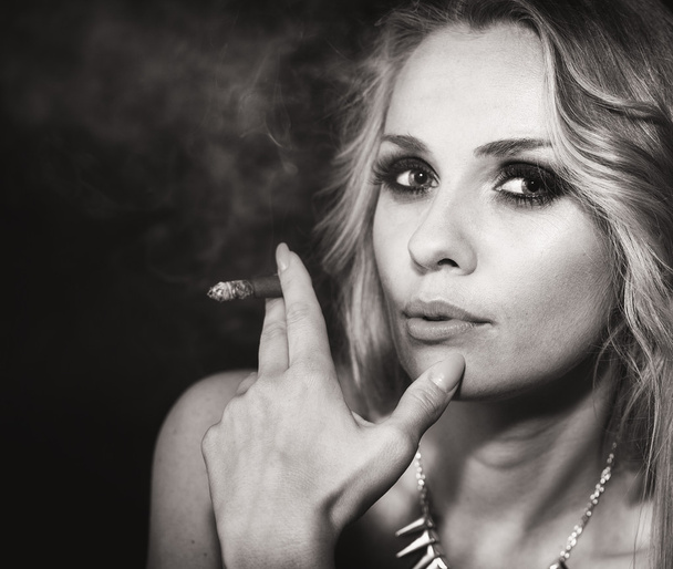 Smoking woman - Foto, Bild