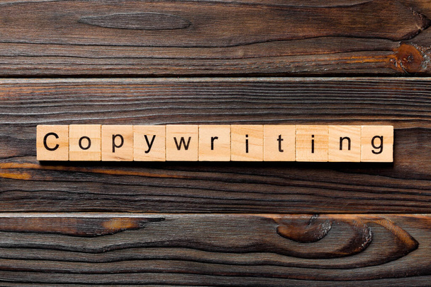 Copywriting parola scritta su blocco di legno. Copywriting testo su tavolo di legno per il vostro disegno, concetto
. - Foto, immagini