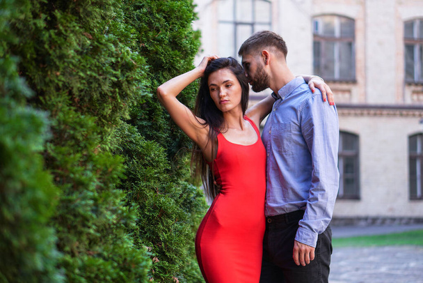 Gyönyörű pár férfi és nő a háttérben egy gyönyörű park és a városi építészet. Romantikus téma egy lánnyal és egy sráccal. Tavaszi Nyár kép kapcsolat, szerelem, Valentin-nap - Fotó, kép