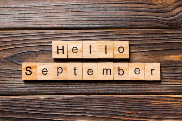 Hallo September Wort auf Holzblock geschrieben. Hallo Septembertext auf dem Tisch, Konzept. - Foto, Bild