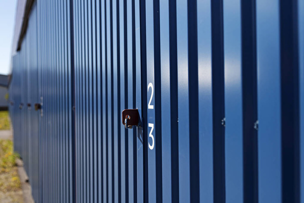 eine Reihe blau verschlossener Blechspeicher zu vermieten - Foto, Bild
