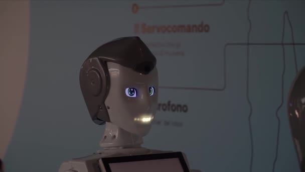 Робот показывает эмоции. Искусственный интеллект. Современная робототехника. Робот смотрит и улыбается людям. Глаза робота. Киборг. Робот смотрит в камеру на человека. умный компьютер. Будущее. Отличная игрушка для детей
. - Кадры, видео