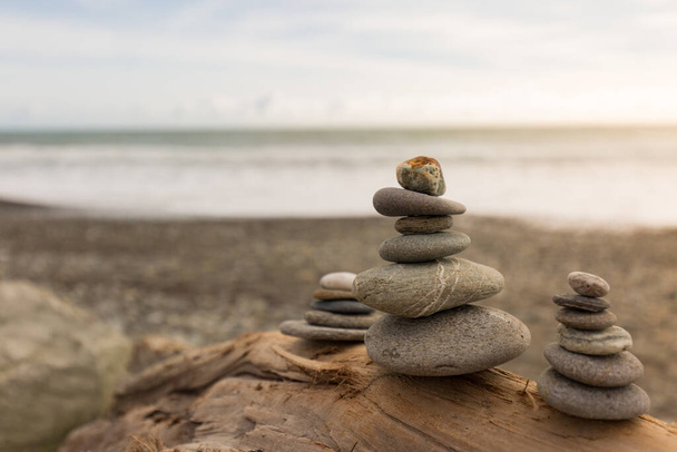 каміння в ідеальному балансі на пляжі
 - Фото, зображення