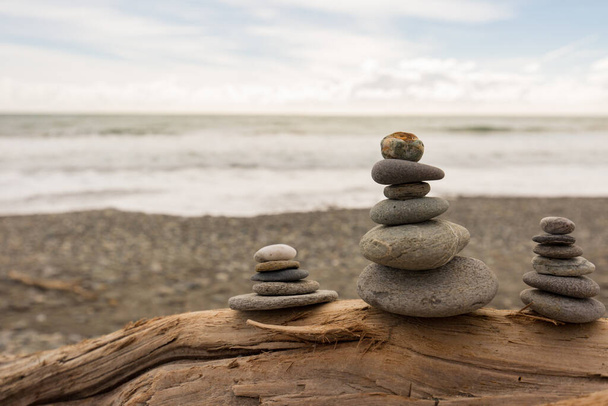 каміння в ідеальному балансі на пляжі
 - Фото, зображення
