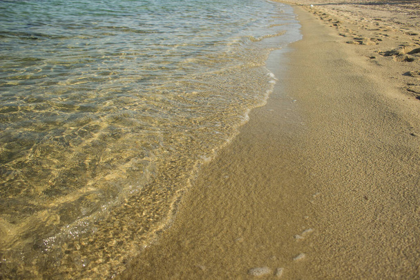 arena playa frente al mar costa perspectiva fondo con suaves colores azules agua y olas del mar Mediterráneo, turismo y vacaciones de verano patrón de papel pintado fotografía con espacio de copia vacío
 - Foto, imagen
