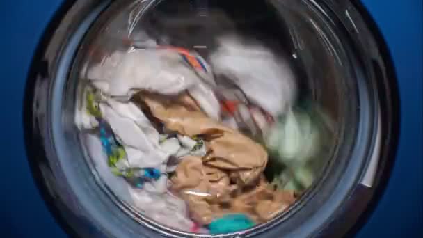 A mosógép időeltolódása a ruhák mosásának folyamatában. mosógép - Felvétel, videó