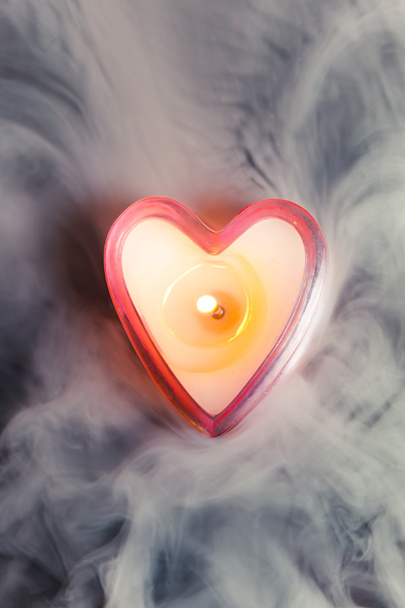 палаюче свічкове серце в густому тумані
 - Фото, зображення