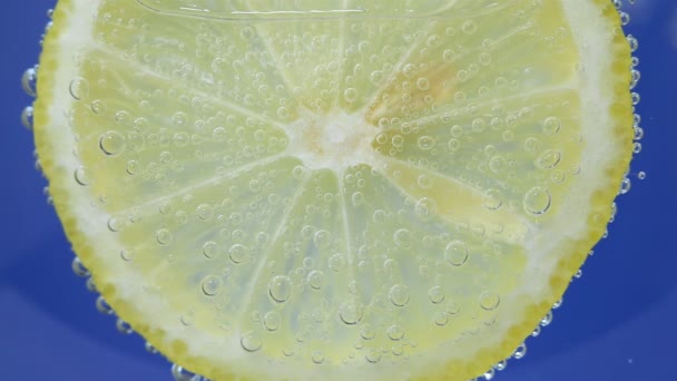 limon meyvesi, suda, suyun altında. arkaplan - Video, Çekim