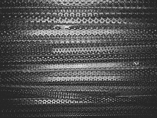 Distress metallisches Profil mit Löchern Vektorstruktur. Illustration Eps8. Schwarz-weißer Grunge-Hintergrund. - Vektor, Bild