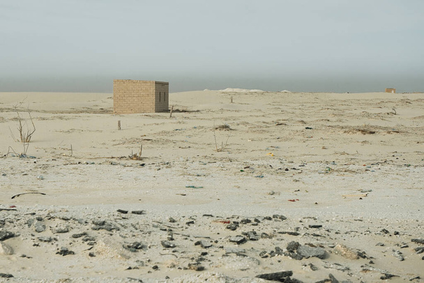 Pieni improvisoitu talo Saharan autiomaassa, Mauritaniassa
 - Valokuva, kuva