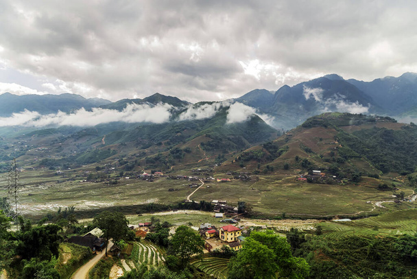 Home Landbouw veld Eco Plantentuin in de buurt van bergen. Panorama rijstvelden terrasvormige landelijke traditionele dorp hutten Vietnam landschappen. Nabij Sapa Zuidoost-Azië. - Foto, afbeelding