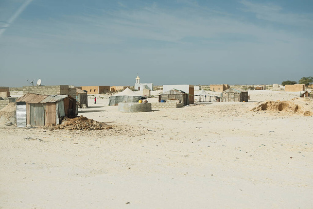 Chinguetti, Επαρχία Adrar, Μαυριτανία, 20 Ιανουαρίου 2020: Μικρό αυτοσχέδιο σπίτι στη Σαχάρα της Μαυριτανίας - Φωτογραφία, εικόνα