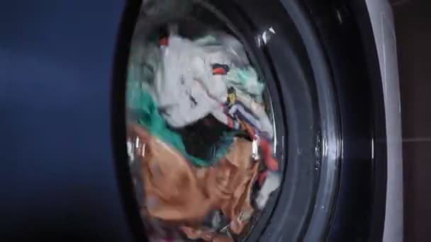 ruhát mosni a mosógépben. színes vászon mosoda - Felvétel, videó