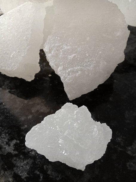 ナチュラルホワイトの健康的な結晶化糖の背景画像  - 写真・画像