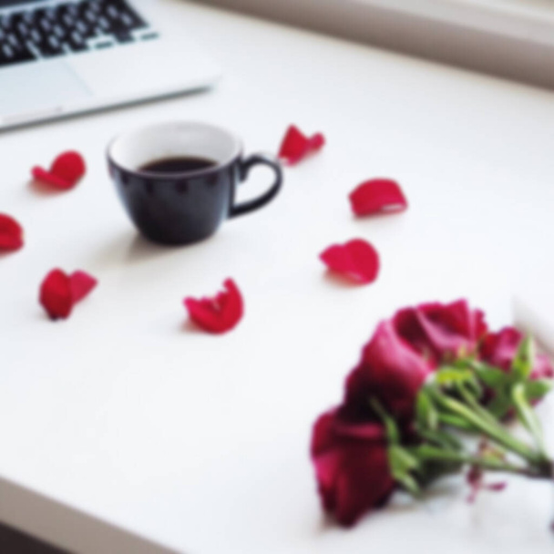 Rozmyty widok na płaskie świeckich filiżanki kawy na drewnianej tacy i kwiatów gałąź z makramy dekoracji. Minimalna koncepcja stylu życia dla bloga i mediów społecznościowych - Zdjęcie, obraz