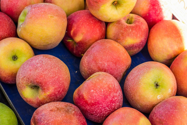 červené jablko odrůda potraviny ovoce na venkovním trhu pultu - Fotografie, Obrázek