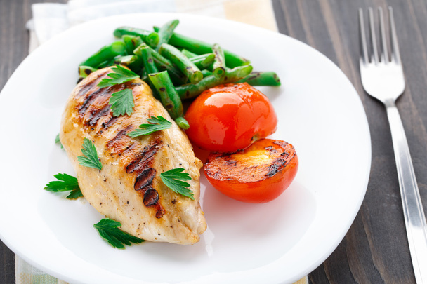 Grilled chicken with green beans and tomatoes - Photo, Image
