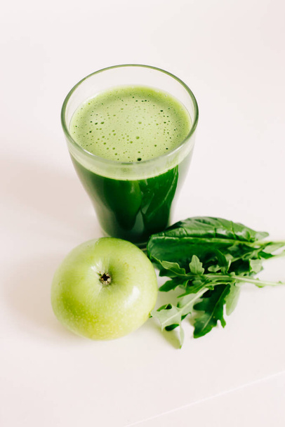 зеленый свежевыжатый сок из зеленого яблока и молодых листьев свеклы
 - Фото, изображение