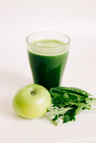 зеленый свежевыжатый сок из зеленого яблока и молодых листьев свеклы
 - Фото, изображение