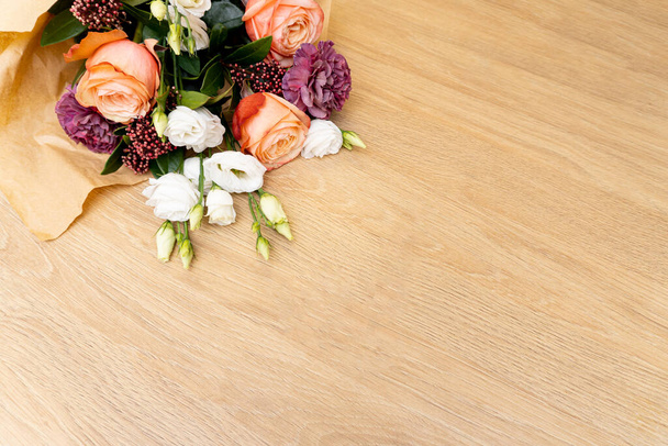 Beautiful bouquet from roses on wooden background - Foto, Imagem