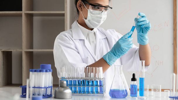 Γυναίκα Επιστήμονας πειραματίζονται στο εργαστήριο, επιστήμη έννοια, ιός, χημική ουσία. - Φωτογραφία, εικόνα