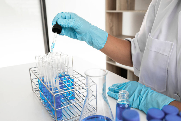 Vrouwelijke wetenschapper experimenteert in het laboratorium, wetenschappelijk concept, virus, chemische. - Foto, afbeelding