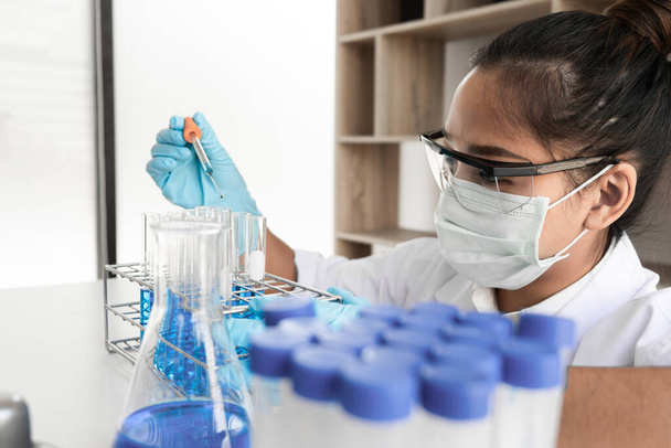 Kadın bilim adamları laboratuvar, bilim konsepti, virüs ve kimyasal deneyler yapıyorlar.. - Fotoğraf, Görsel