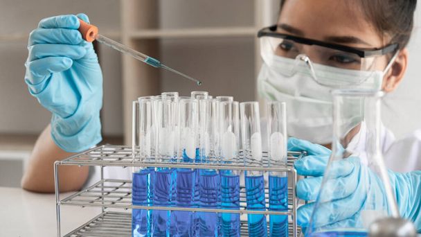 Scienziata femminile stanno sperimentando in laboratorio, concetto di scienza, virus, chimica
. - Foto, immagini