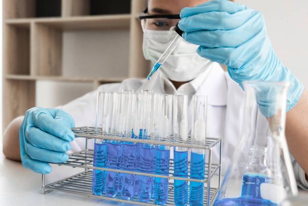 Wissenschaftlerinnen experimentieren im Labor, Wissenschaftskonzept, Virus, chemische. - Foto, Bild