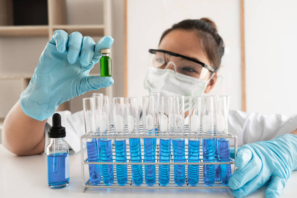Női tudósok kísérleteznek a laboratóriumban, tudományos fogalom, vírus, kémiai. - Fotó, kép