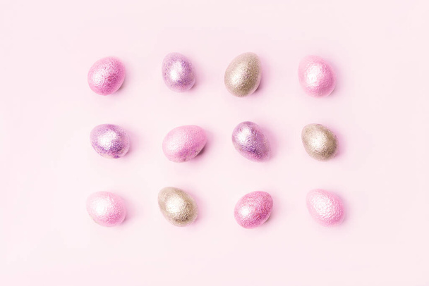 Colored painted pearl chicken and quail eggs of pink, silver, golden color - Foto, afbeelding