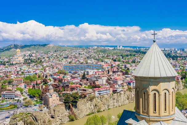 Kostel sv. Mikuláše se nachází uvnitř slavné pevnosti Narikala, Tbilisi, Gruzie, s katedrálou Nejsvětější Trojice a domy Starého Města vidět v pozadí - Fotografie, Obrázek