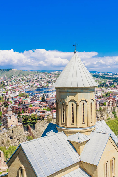 Aziz Niklas Kilisesi, ünlü Narikala kalesi, Tiflis, Gürcistan 'da, Kutsal Üçlü Katedrali ve arka planda Eski Kasaba' nın evleri ile birlikte yer almaktadır. - Fotoğraf, Görsel