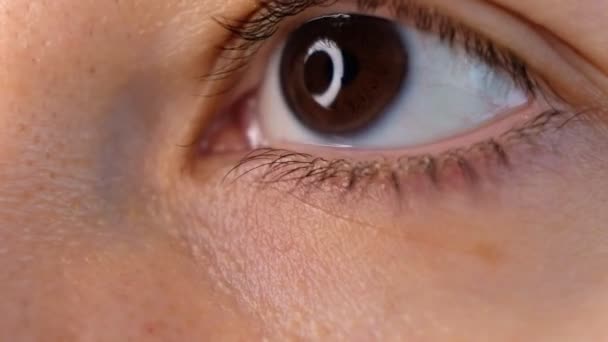 close-up mooi aziatisch vrouw oog opening kijken naar camera gezond gezichtsvermogen vrouwelijk schoonheid etnisch vrouw. - Video