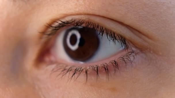 close-up mooi aziatisch vrouw oog opening kijken naar camera gezond gezichtsvermogen vrouwelijk schoonheid etnisch vrouw. - Video
