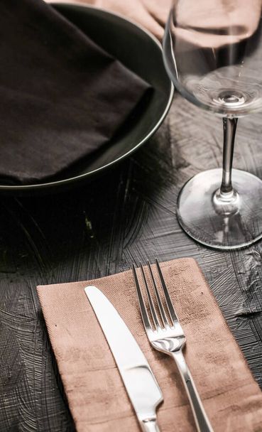 休日の夕食のための正式なテーブル装飾設定、豪華な食器コンセプト - 写真・画像