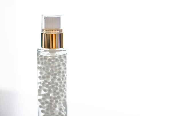 Сывороточный гель или грунтовка для макияжа в бутылке, роскошная косметика для кожи и органический антивозрастной продукт для здоровья и красоты бренда
 - Фото, изображение