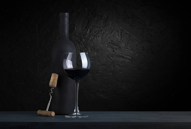 Дорога колекція пляшок вина та дерев'яна бочка в підвалі, концепція дегустації та виробництва вина
 - Фото, зображення