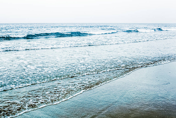 Belo horizonte marítimo ou oceânico, vista da costa da praia de areia tropical, viagem de férias de verão e cena de destino de férias
 - Foto, Imagem