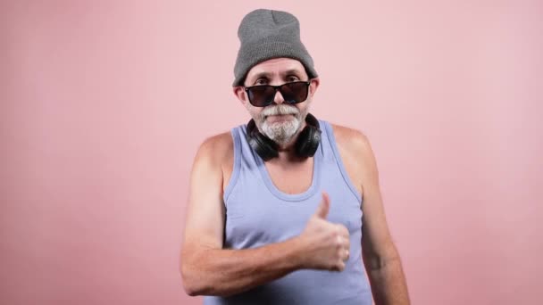 Cool homme mature montrant pouces geste
 - Séquence, vidéo