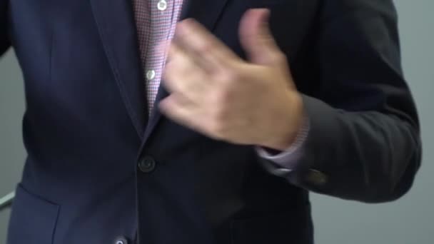 Naht die Hände eines männlichen Redners, während er eine Rede hält und etwas erklärt. Geringe Schärfentiefe, selektiver Fokus. Full HD Video Motion, 1920x1080 - Filmmaterial, Video