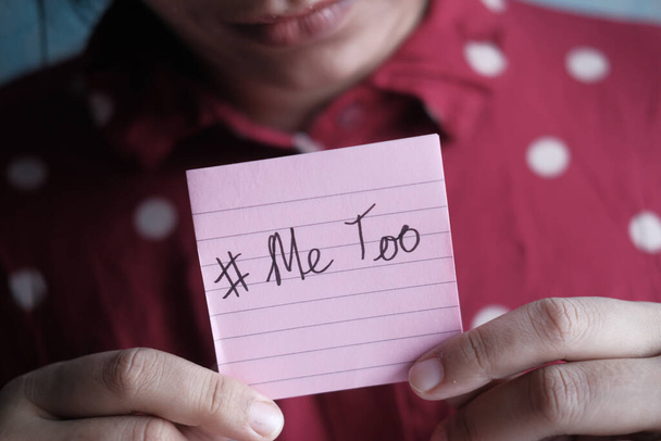 Jovem mulher adulta segurando um sinal com a hashtag MeToo
 - Foto, Imagem