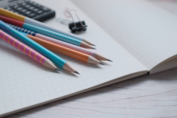Gros plan des crayons sur le bloc-notes, retour à l'école
  - Photo, image