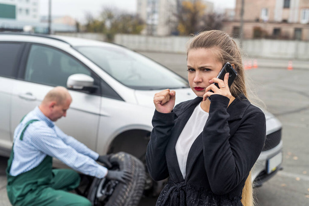Femme en colère sur le service de voiture avec voiture cassée
 - Photo, image