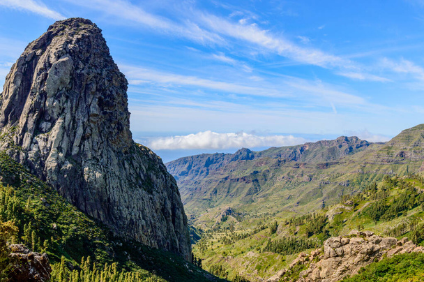 Beautiful Roque Agando Seen From The Los Roques Lookout In Garajonay National Park In La Gomera 15 квітня 2019. La Gomera, Santa Cruz De Tenerife Spain Africa Подорожуюча туристична фотографія. - Фото, зображення