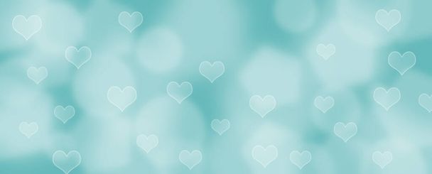 Abstract blauwe bokeh banner achtergrond met hartjes - verjaardag, vaderdag, Valentijnsdag panorama - wazige bokeh cirkels en hartjes op een blauwe achtergrond - Foto, afbeelding